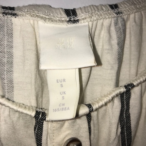 💰PRICE DROP💰 Like new H&M off shoulder top - Picture 4 of 5